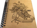 Libreta personalizada con grabado láser - tenis con flores en madera clara