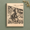 Libreta Caballo Salvaje Galopando TM1013 sobre fondo verde salvia con espigas decorativas